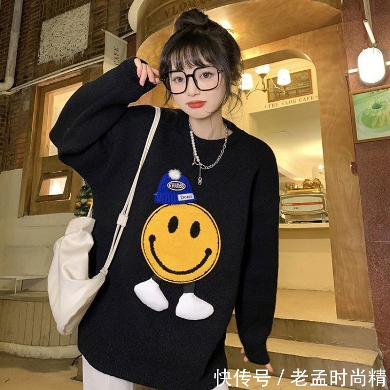 休闲 冬季日常穿搭,笑脸毛衣遇上流行色“克莱恩蓝”,更加可爱动人