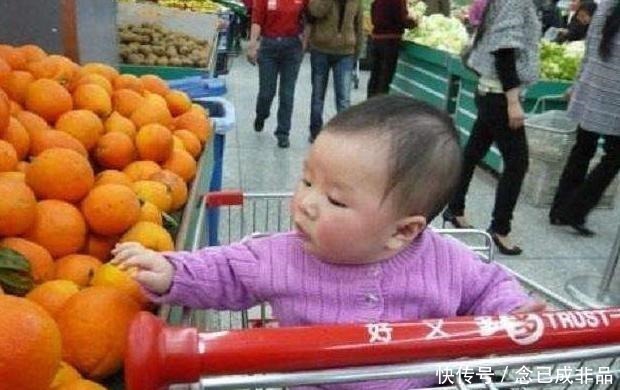 超市|男孩捏坏超市白色草莓，宝妈的话让人无语，售货员128一斤赔吧！
