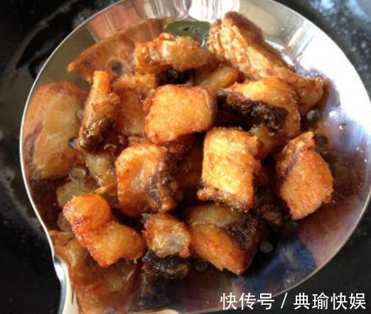 炸鱼块时，裹面粉还是淀粉很多人没用对，难怪吃着不酥脆还吸油