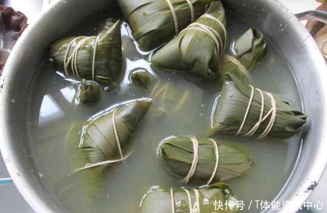 煮粽叶,别只用清水煮,记得水里加点“它”,粽叶柔软有韧性