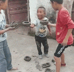 |幽默gif:去老婆娘家,刚要敲门,就听到丈母娘在打外甥女