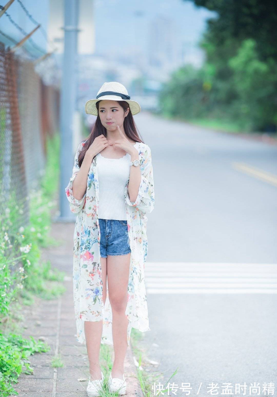 牛仔短裤 一件白色的背心搭配牛仔短裤,清凉又时尚