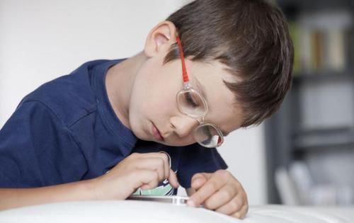 手机|5岁男童长期玩手机,黑眼珠逐渐“消失”,医生很难恢复