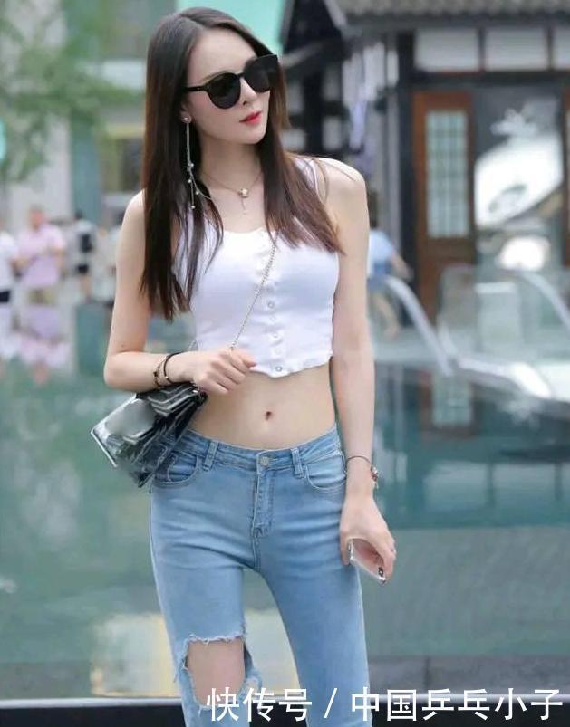 杨柳|细长的美女,白色的露脐小衣,穿出杨柳腰的美丽