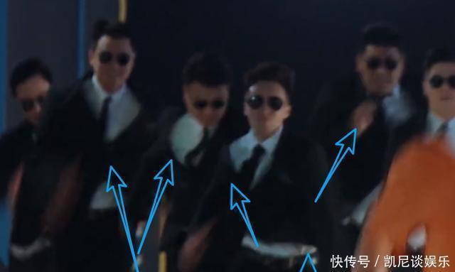 郭麒麟有多幽默《奔跑吧》黑衣人努力憋笑,看样子快忍不住了