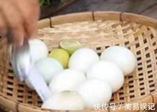 西瓜皮|女子把鸡蛋放进西瓜里煮,婆婆大骂挥霍无度,20分钟后惊喜来了