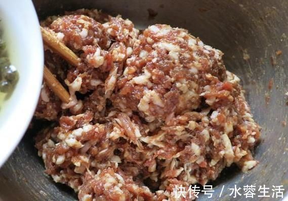 窍门|白菜猪肉馅饺子怎么做才好吃?牢记3个窍门,饺子不柴不腥鲜味足