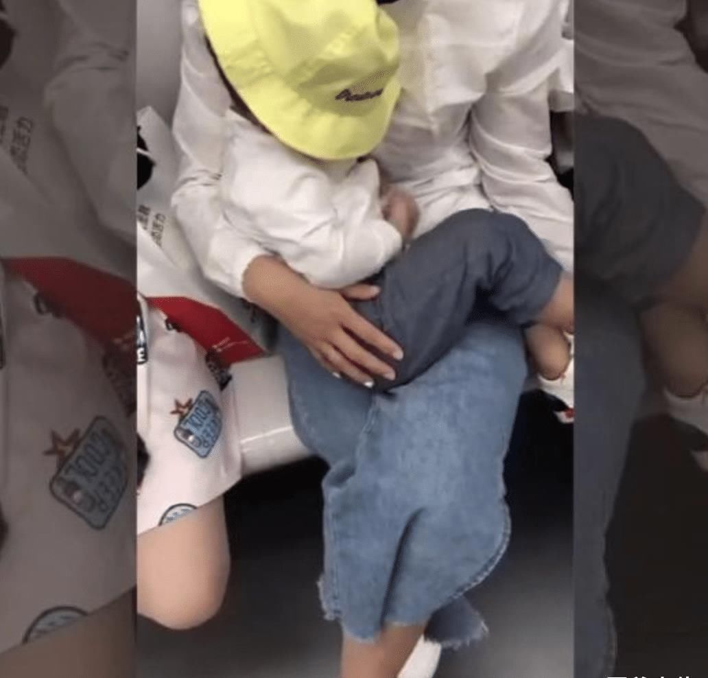 电梯|地铁上,妈妈抱孩子的动作火了,网友:教养无关贫富,体现在生活