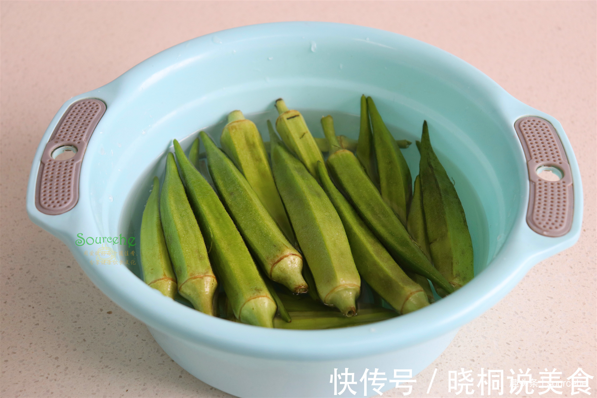 凉拌秋葵时多加一步,颜色翠绿,口感清香、好看又好吃!