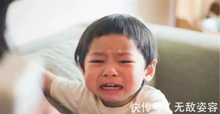 小树苗|熊孩子趁爸妈外出,把弟弟放进锅中加水“炖”了,爸妈发现很崩溃