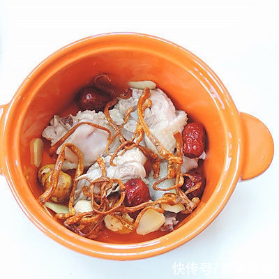 这道虫草栗子鸡腿炖汤发到朋友圈，留言全说被馋哭