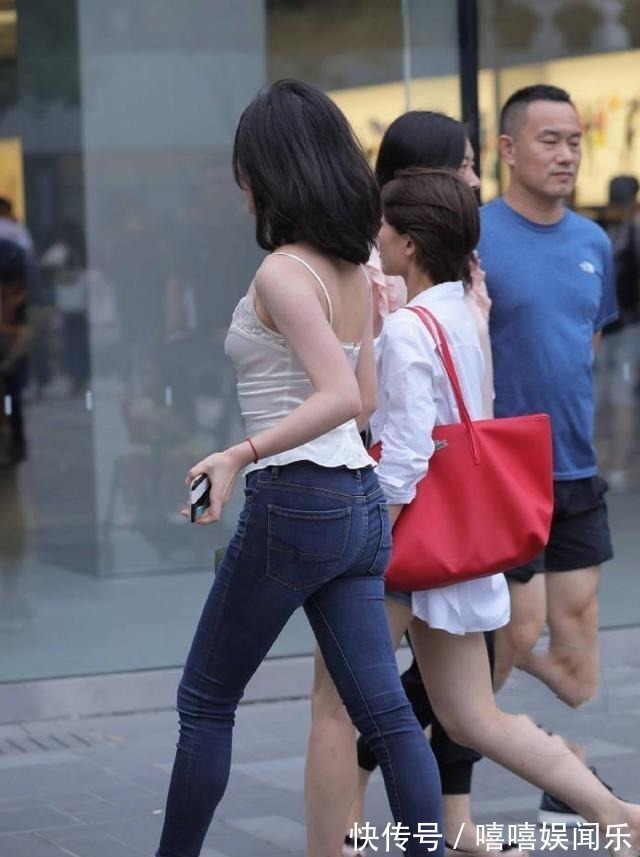 高跟鞋 小姐姐白色吊带衫，加上牛仔裤，很有女性气息