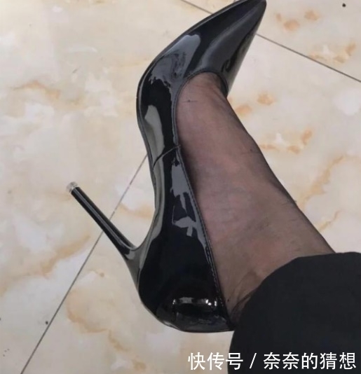 玉足|尖头细高跟漂亮的高跟鞋款式,把玉足展现的小巧玲珑