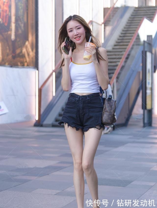 背心|背心牛仔裤搭配超可爱高跟鞋,甜美清纯,休闲舒适
