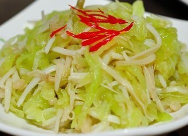 清淡素菜，金针菇拌莴笋，儿童多食助发育增智力