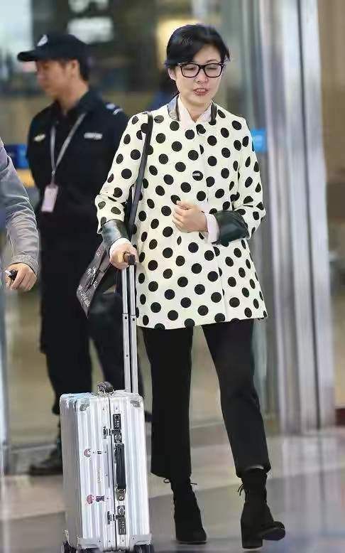  教科书|周涛素颜也很美，波点上衣配烟管裤时髦洋气，中年女人穿搭教科书