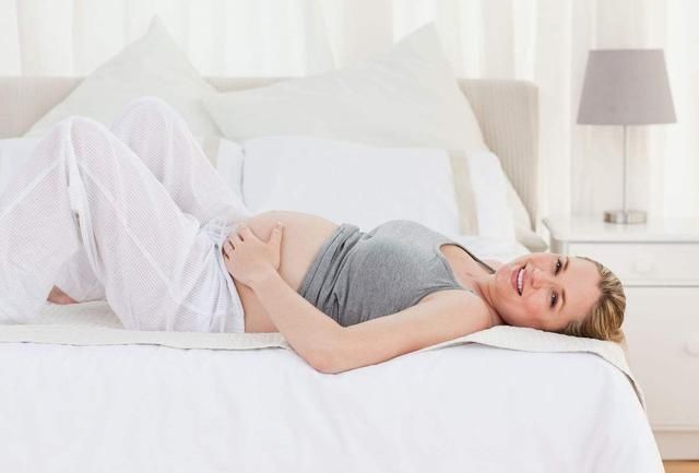 姿势|孕晚期的睡姿有讲究，这两种姿势虽然很舒服，却可能让胎儿受苦