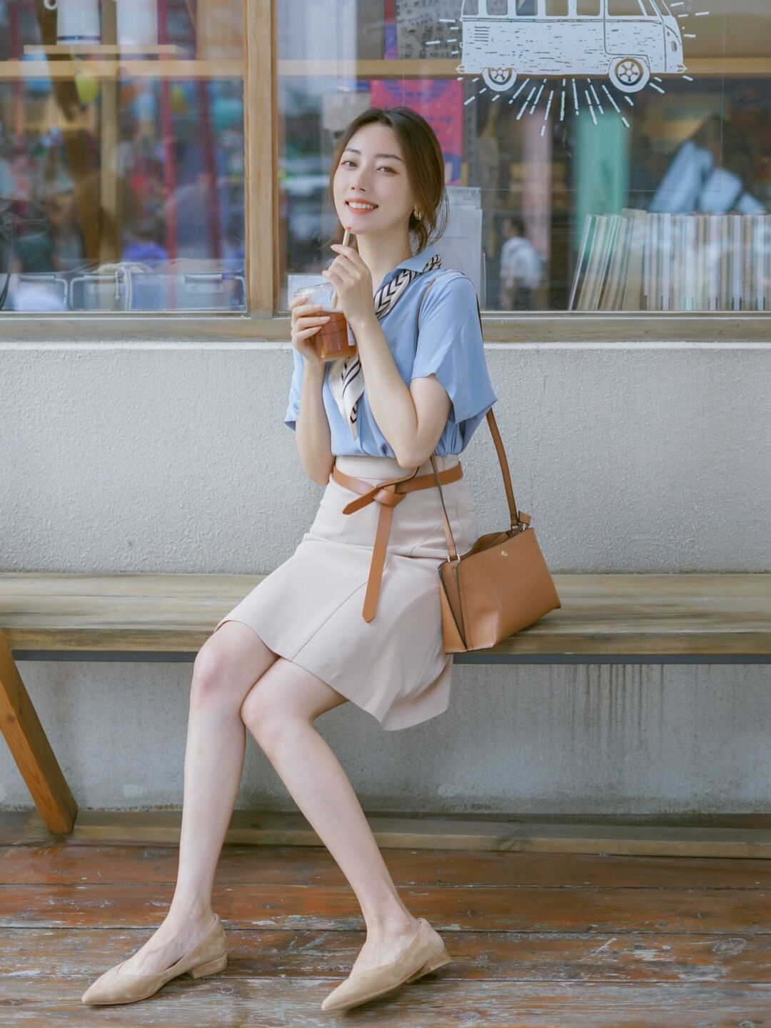 衬衫搭配|都市“精英”女白领都爱这么穿,衬衫搭配半身裙,简约高级又减龄