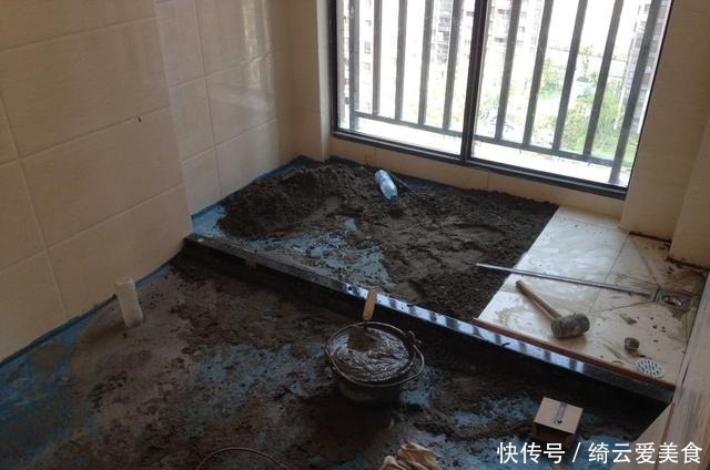 泥瓦工|卫生间铺瓷砖,墙压地还是地压墙?两者有什么区别?哪一种更好?