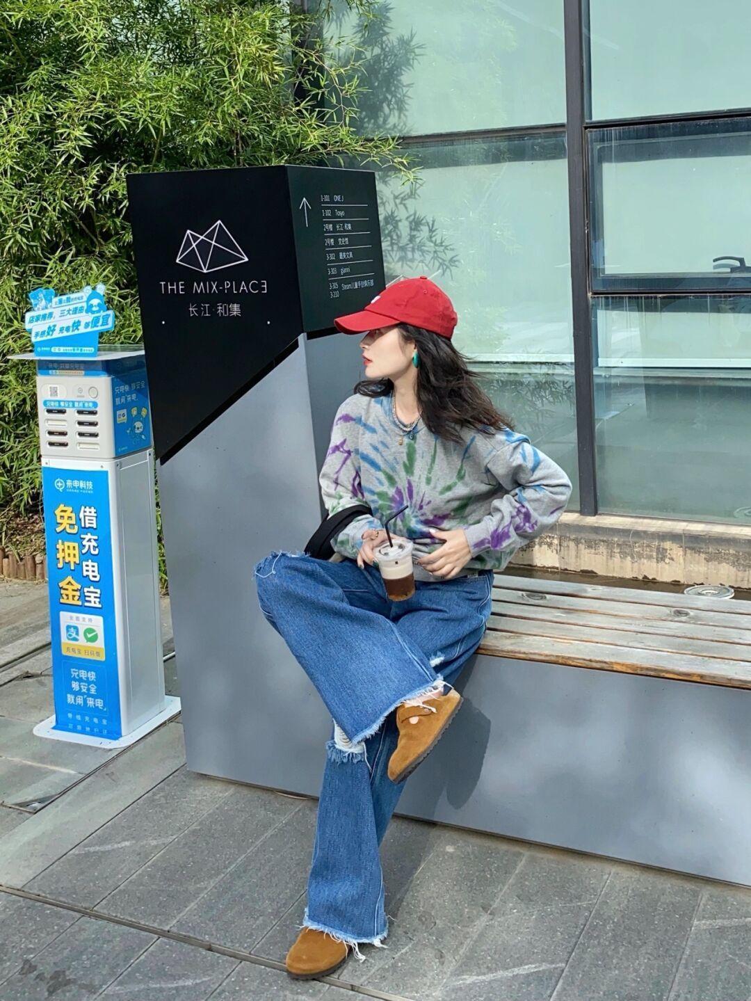 碎花裙 不费力穿搭指南,卫衣搭配牛仔阔腿裤简约洋气,少女感扑面而来