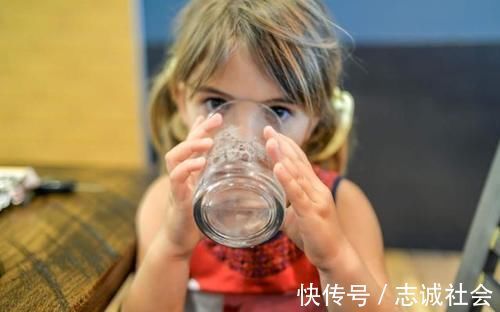 家乐|给娃喝水会导致积食？妇幼主任：给孩子喝水，3个时间点需躲开