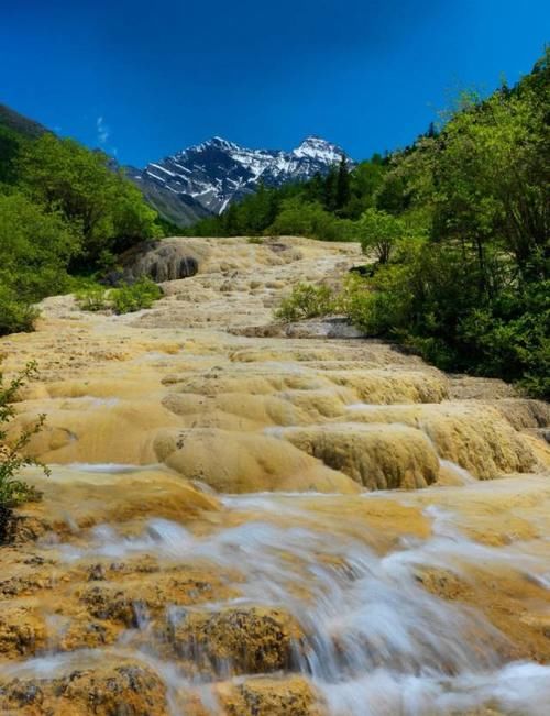 五彩池是上天赐予大地的礼物？揭开美丽的钙华景观背后真相