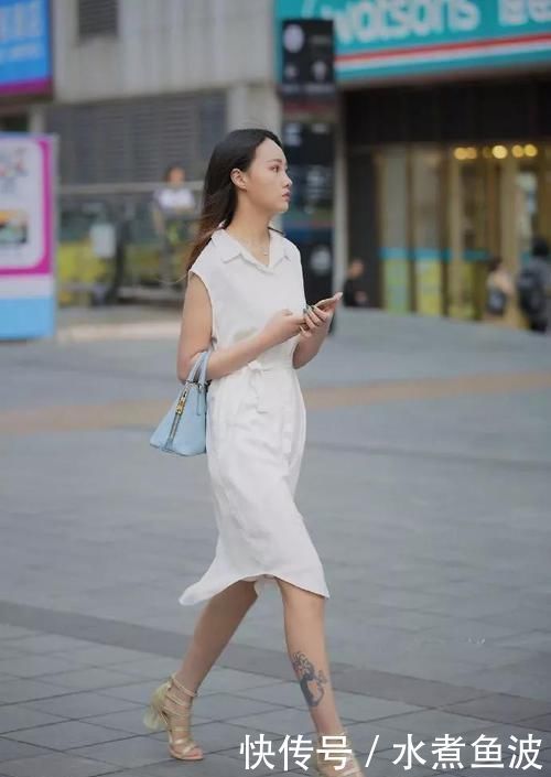 气质|小姐姐牛仔裤搭配简单的短袖,衬托出温婉甜美气质