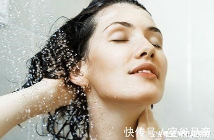 头皮屑|洗头发时,先用洗发水还是护发素很多人做错,难怪头发越掉越多