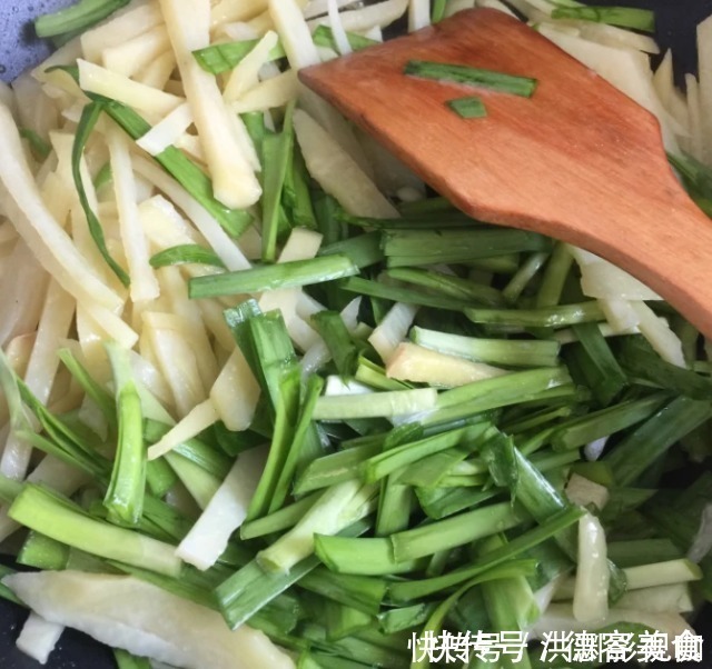 土豆和它炒，等于“天然泻药”，体重不过百，雀斑消失，越吃越瘦