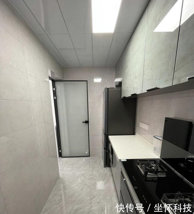 灰色|新家正式装修结束,不请设计师效果也很满意,选择灰色瓷砖很聪明