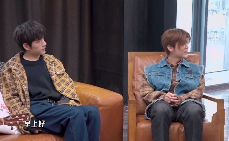 房间|邓超带摄像闯入鹿晗房间,床上一件私人物品引热议,网友:明白了