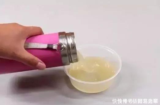 保温杯不清洗比马桶还脏?加入这2样东西摇一摇,细菌污垢全干净