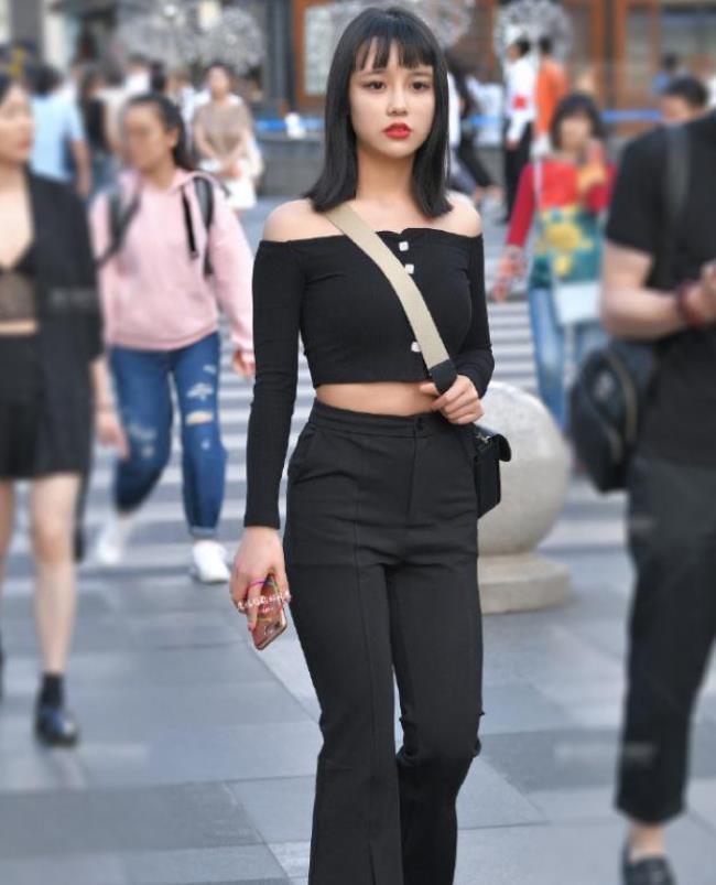 背心|街拍小姐姐白色网纱状背心搭配黑色的短裤,很显青春活力的气息