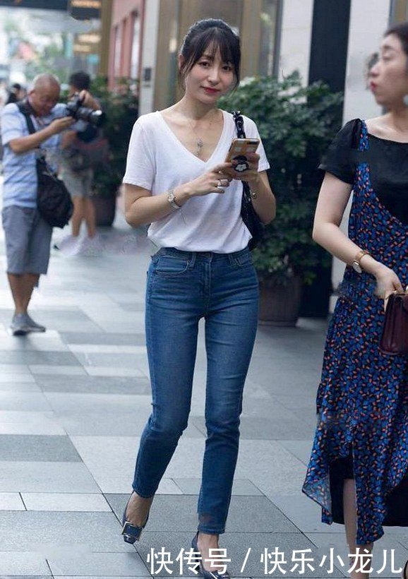 选用了V型领的剪裁,配色清爽减龄,突显知性干练美