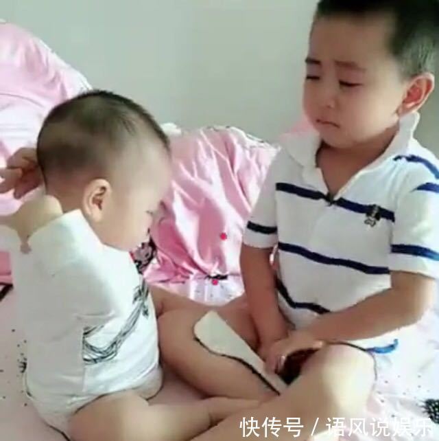 哥哥|1岁弟弟和3岁哥哥在玩,弟弟突然打哥哥,哥哥的做法,让人暖心