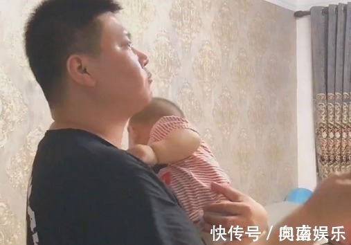 无影手奶爸|“无影手奶爸”抱着娃“偷吃”雪糕火了,娃就说是不是玩不起