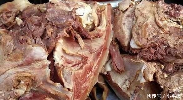 全是|大伯卖“良心牛肉”，30一斤，顾客抢着买，邻摊：买的全是傻子