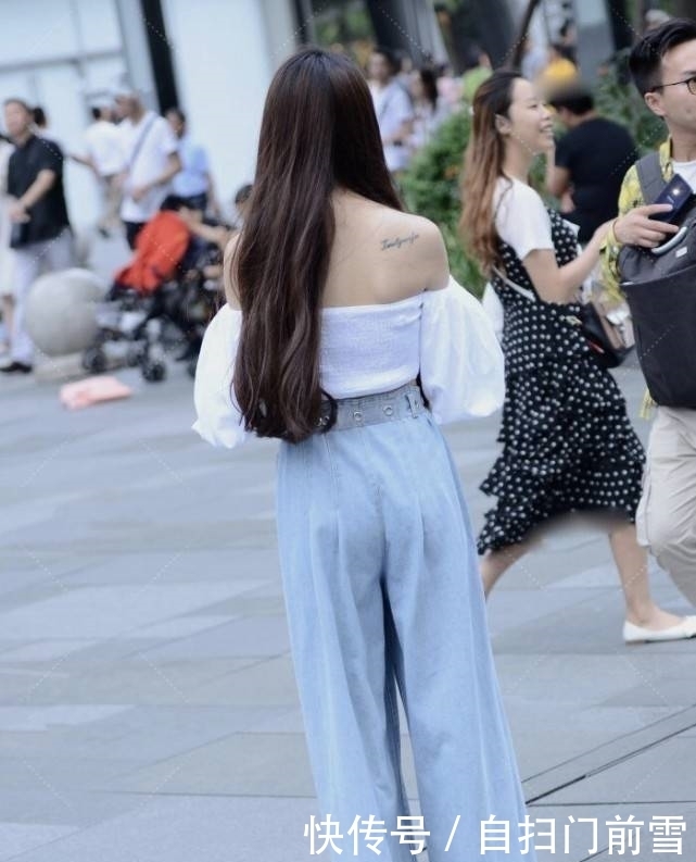 白色抹胸装搭配泡泡袖,装嫩能力一流,搭配上宽松牛仔裤休闲时尚