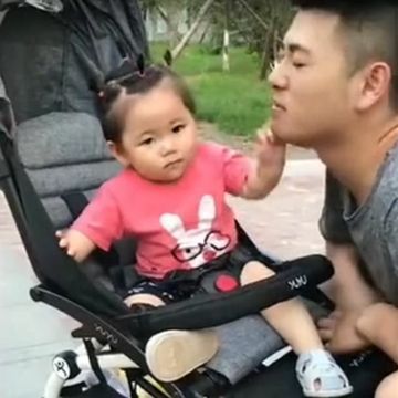 外甥女|舅舅偷亲小外甥女，宝宝的反应，让一旁的妈妈笑岔了气