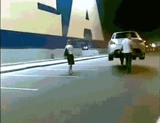 |搞笑GIF:据说刚化完妆的女生都是这样换衣服的