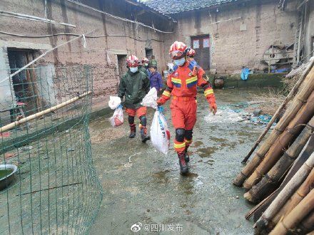 鸭子|消防官兵帮群众转移鸭子：只要群众有需要 我们都会提供帮助