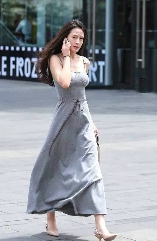漂亮|街拍:美女这身穿搭非常好看,漂亮又性感
