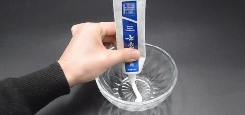 白墙脏了不用重新刷,用不值钱的东西擦一擦,立马焕然一新,真棒