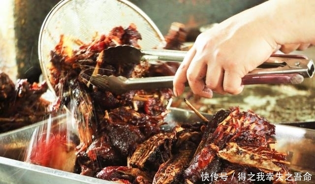 低下头,伸出手,为美食到苍南走一走