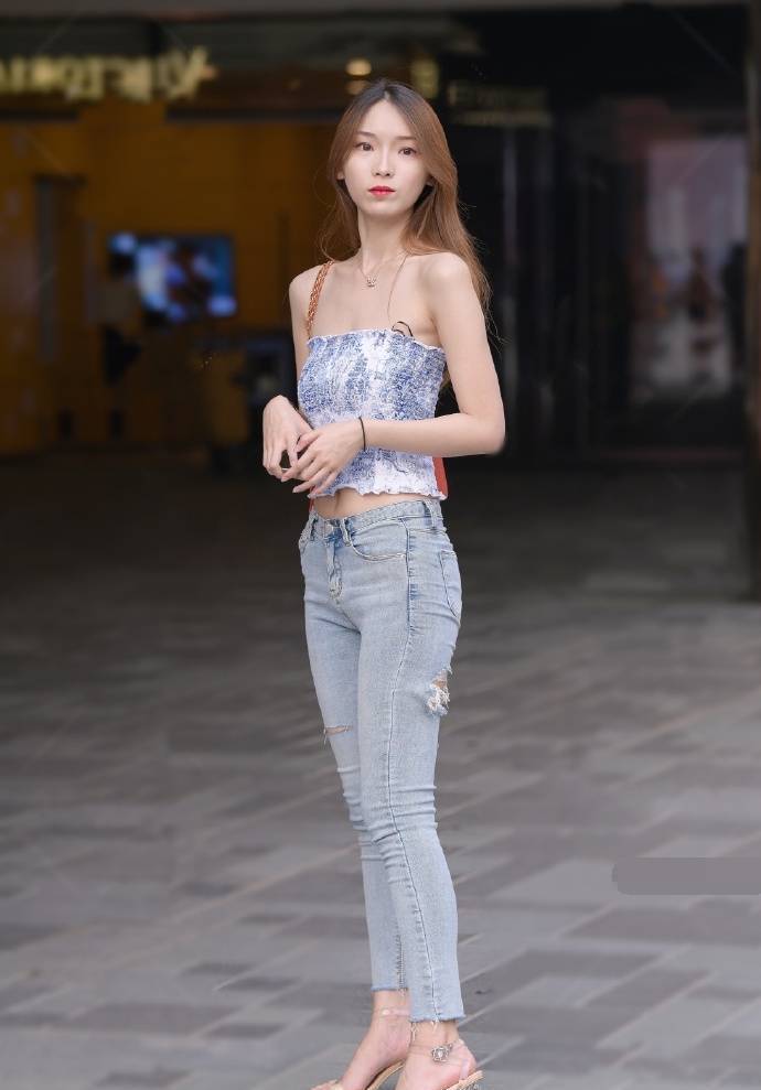 大长腿|街拍：身材高挑的美女，裙子搭配背心，简约大方又不失个性