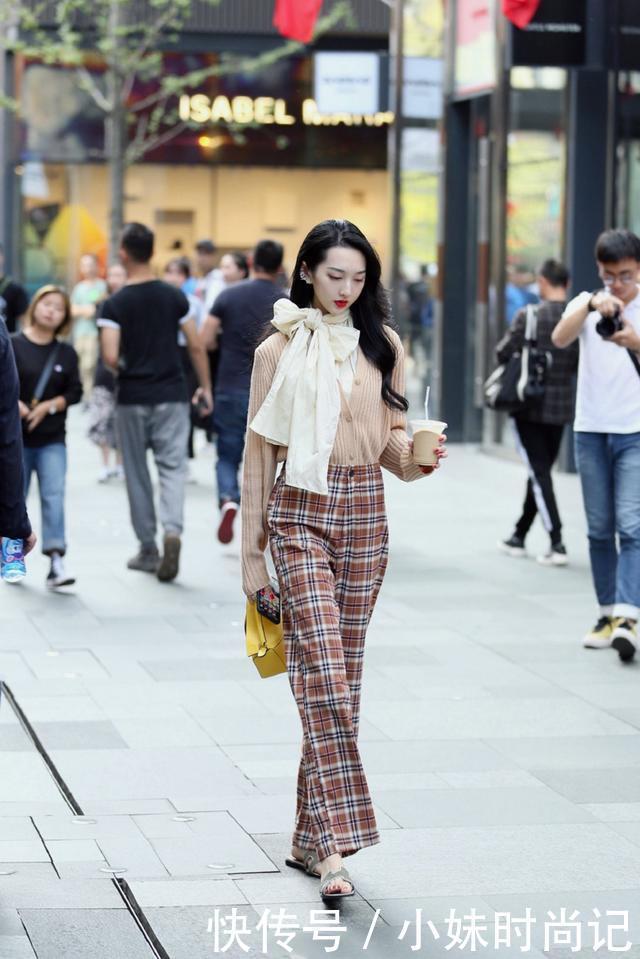 上衣|要想穿搭更前卫,不要只穿单调的单色裤,纹理裤搭配更时尚