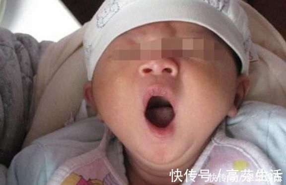 打哈欠|出生5天宝宝整天打哈欠,掀开被子一看,宝妈瞬间不知所措