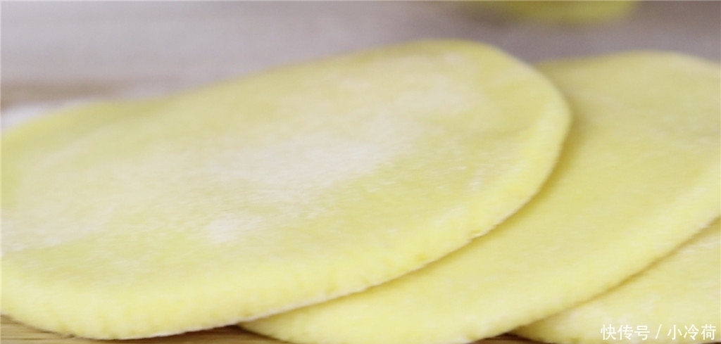 用玉米面做的早餐,咬一口暄软蓬松,做一次3天不起早,太香了
