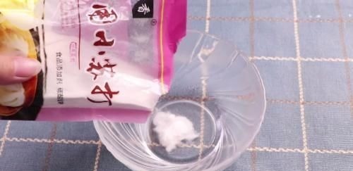 花盆里撒点小苏打,一年不施肥,花儿叶片浓绿不生虫,后悔才看到