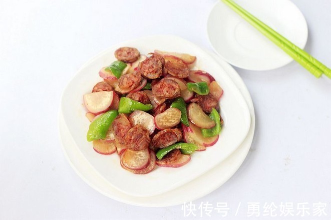 腊肠|萝卜就要这样做，大火炒一炒，口感清脆且入味，来一大口超下饭